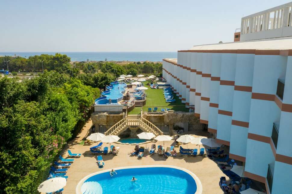 Een foto van het zwembad bij Avlida Hotel