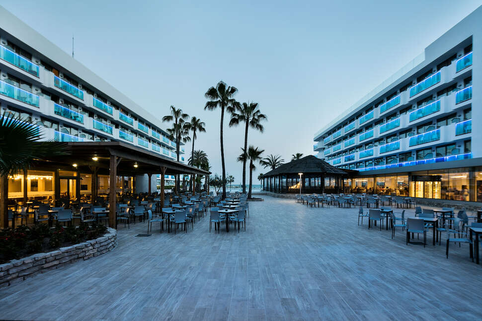 Een foto van het terras bij Best Maritim