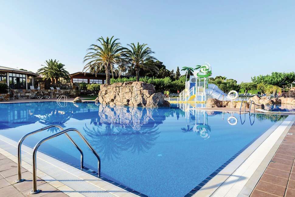 Een foto van het zwembad bij Estival Eldorado Resort
