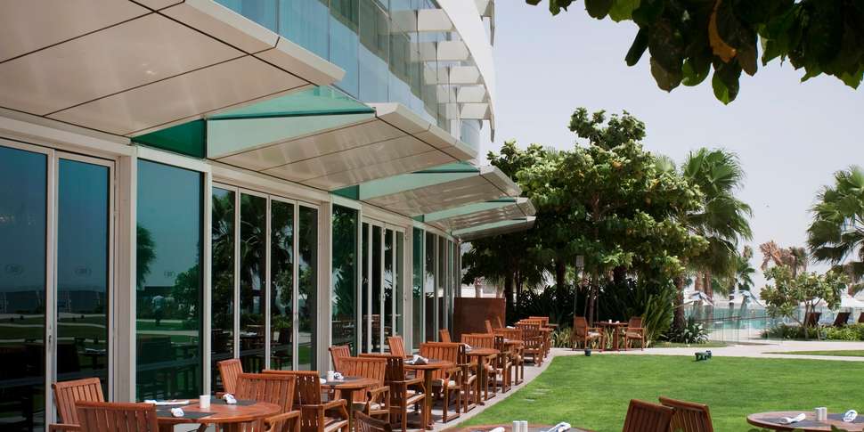 Een foto van het terras bij Crowne Plaza Dubai Festival City