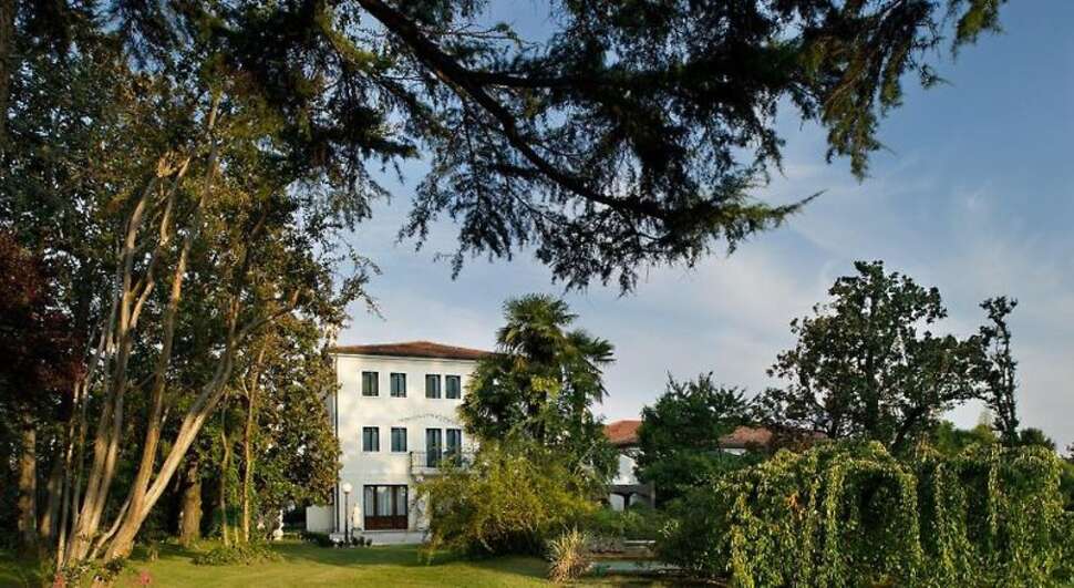 Een foto van de buitenkant van Villa Pace Park Hotel Bolognese