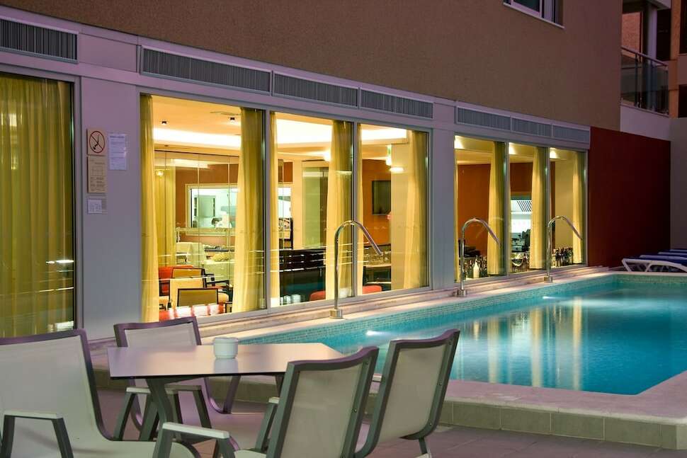 Een foto van het zwembad bij Monte Gordo Aparthotel & Spa