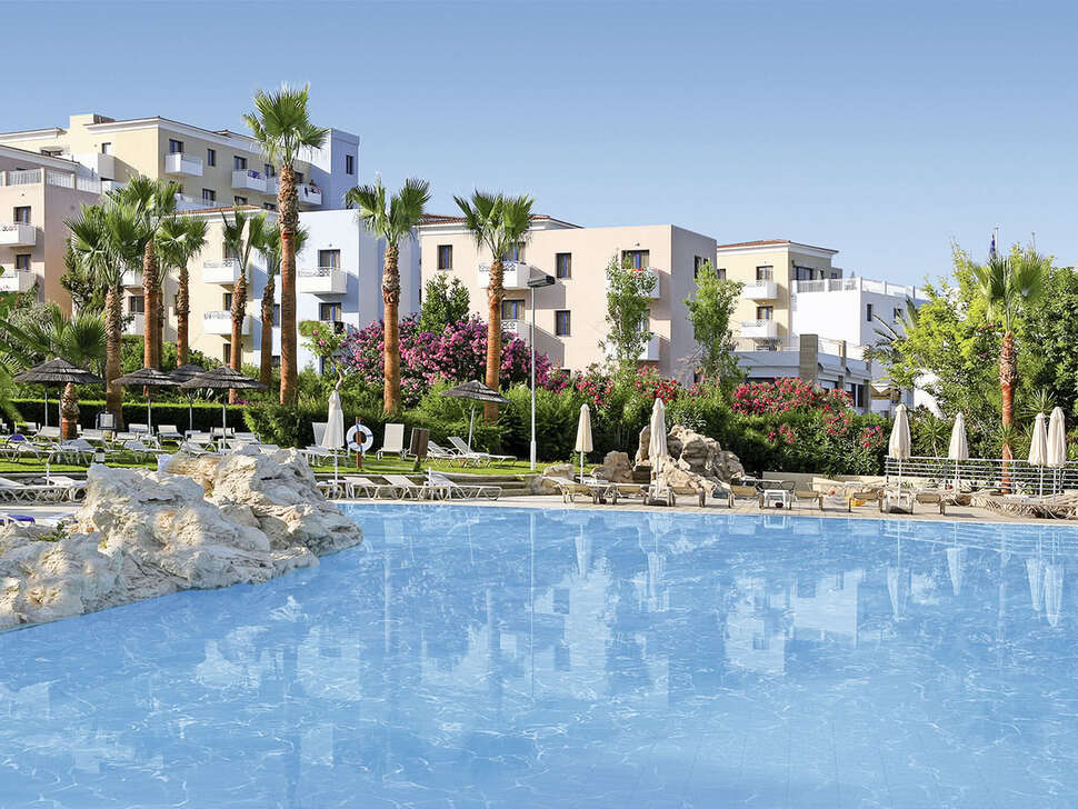 Een foto van het zwembad bij St. George Hotel Spa & Beach Resort