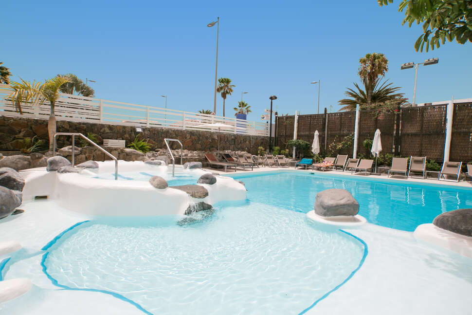 Ein Foto vom Pool im Hotel Livvo Anamar Suites