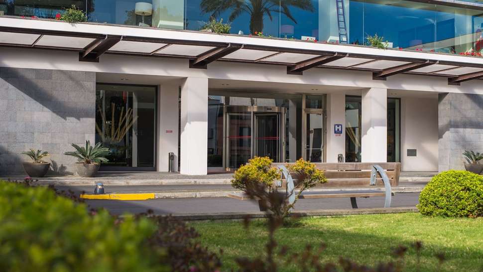 Een foto van de buitenkant van Azoris Royal Garden Hotel