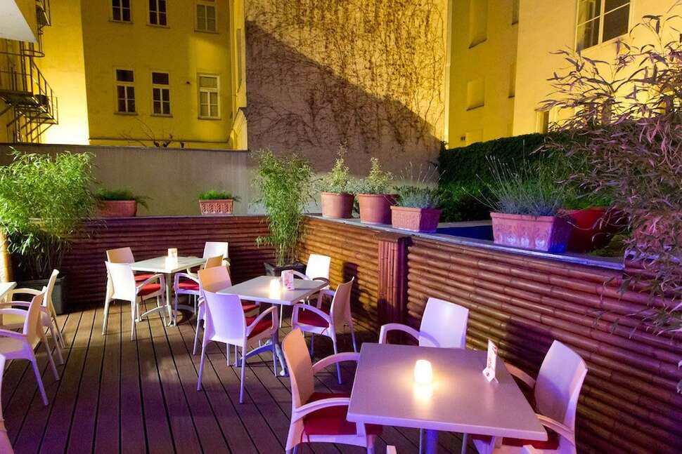 Een foto van het terras bij Hotel Boltzmann