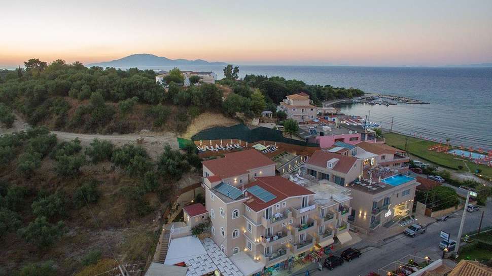 Ein Foto von der Außenansicht des Porto Planos Beach Hotel