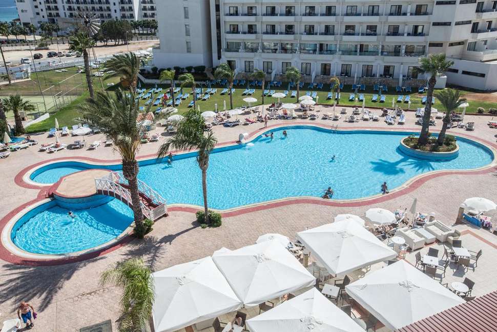 Ein Foto vom Pool im Tsokkos Protaras Beach Hotel