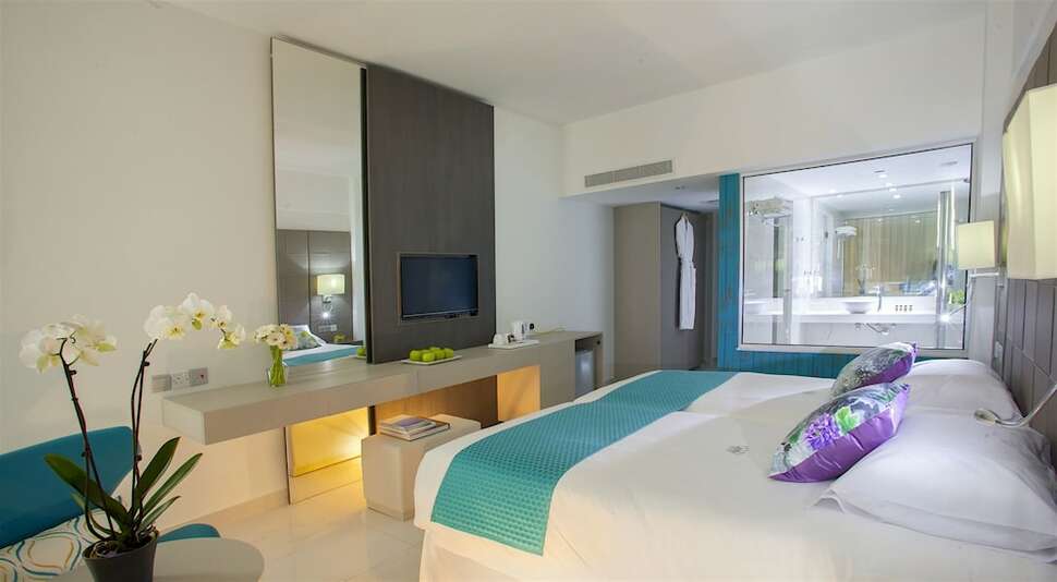 Ein Foto The King Evelthon Beach Hotel & Resort