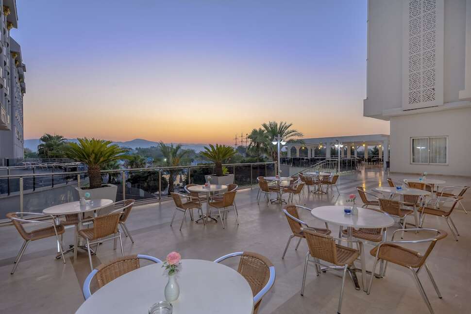 Een foto van het terras bij Lake & River Side Hotel & Spa