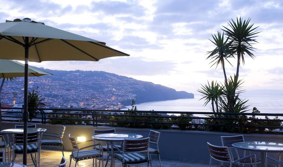 Een foto van het terras bij Hotel Madeira Panoramico