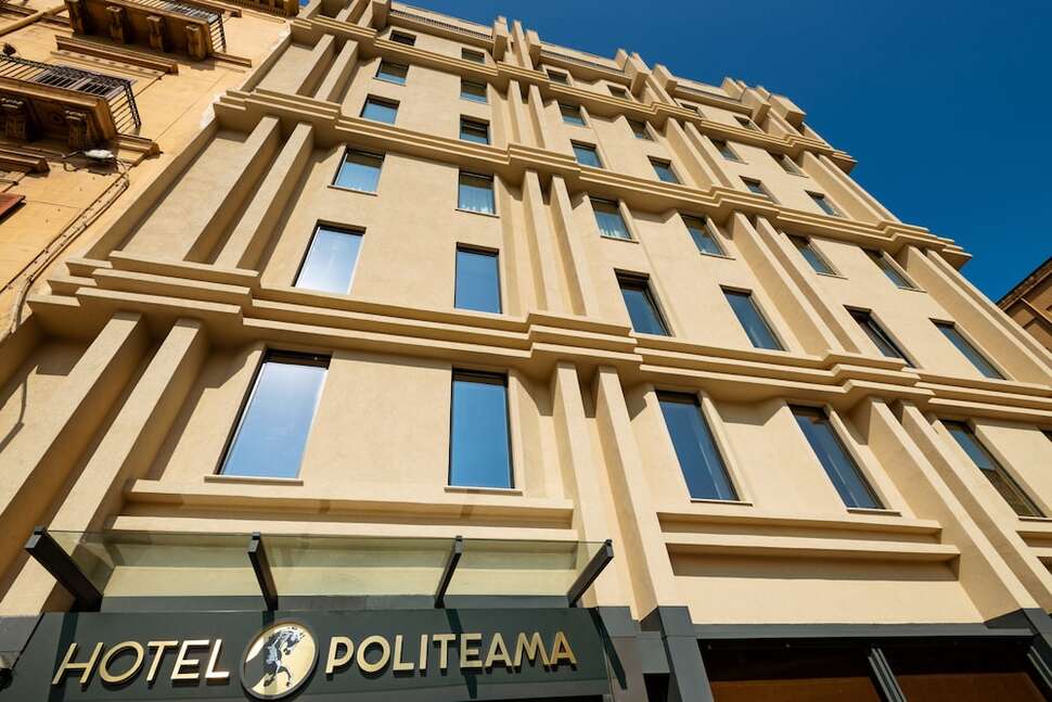 Een foto van de buitenkant van Hotel Politeama