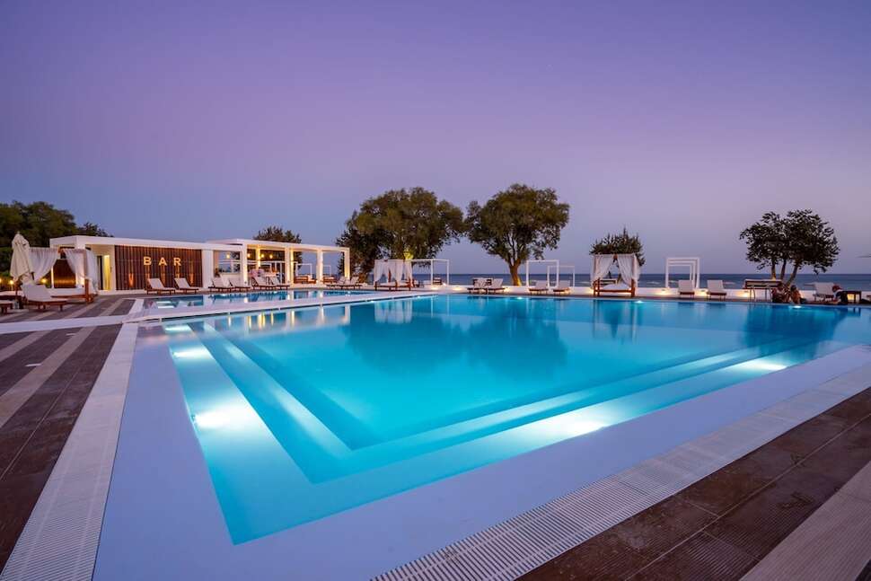 Een foto van het zwembad bij Kamari Plus Hotel