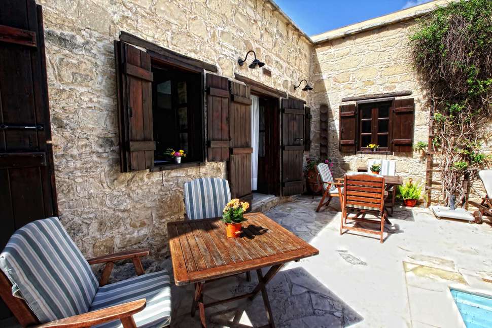 Een foto van het terras bij Leonidas Village Houses