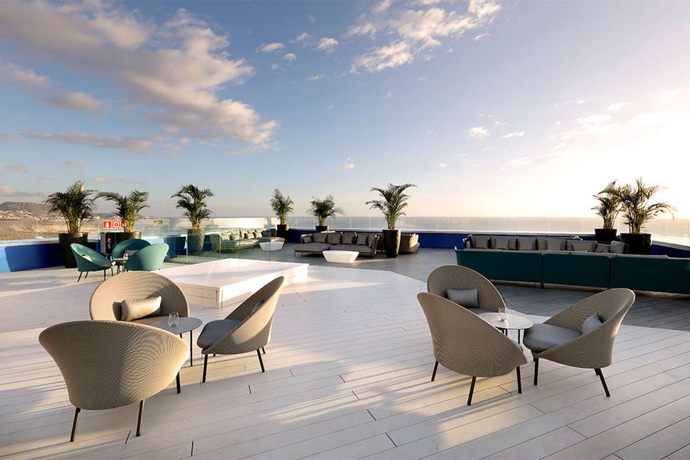 Een foto van het terras bij Hard Rock Hotel Tenerife