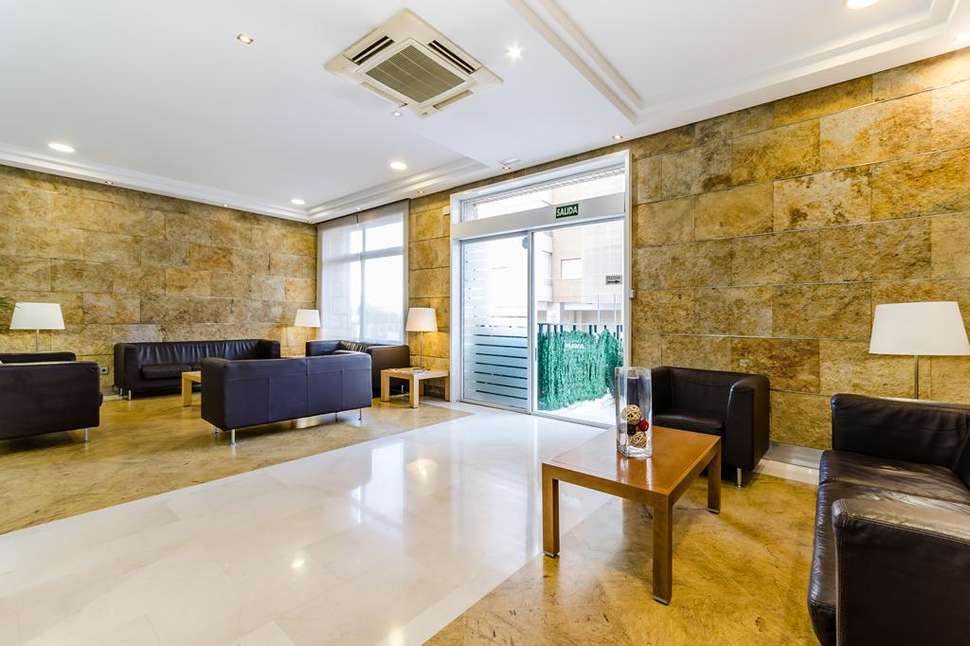 Een foto van het interieur van Sercotel Maya Alicante