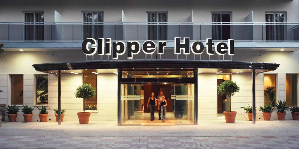 Een foto van de buitenkant van Clipper Hotel