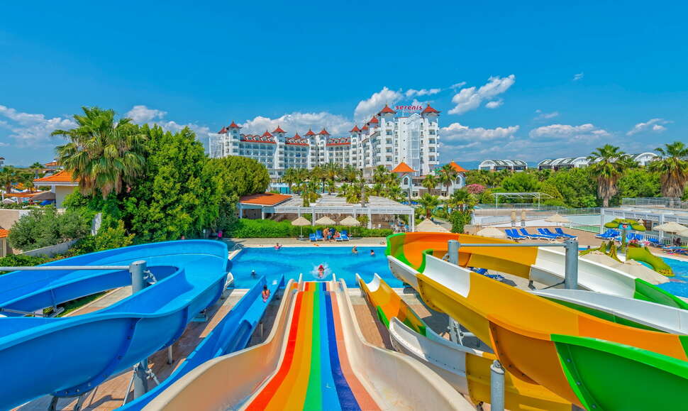 Ein Foto vom Pool im Serenis Hotel
