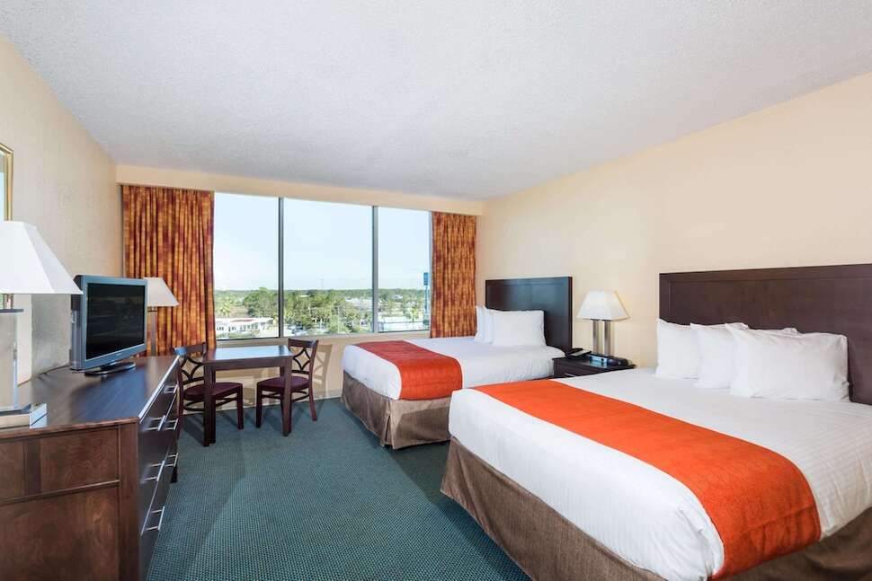 Ein Foto Ramada by Wyndham Kissimmee Gateway