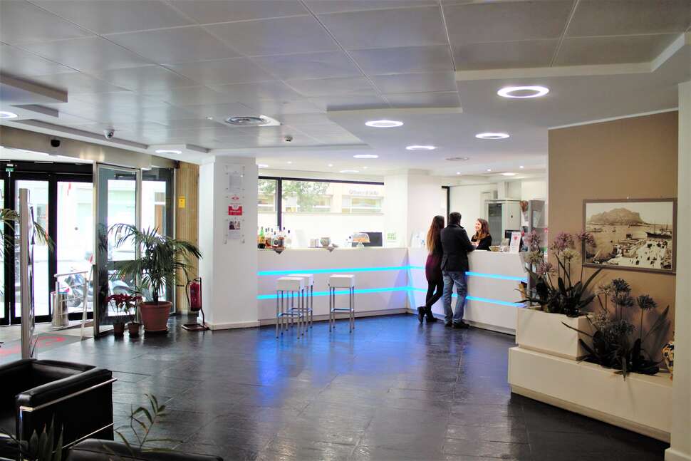 Een foto van het interieur van Ibis Styles Palermo Cristal