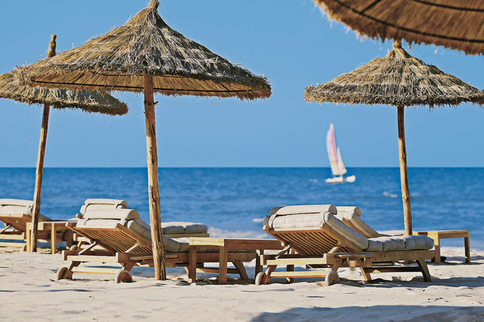 Een foto van het strand bij Mövenpick Resort & Marine Spa Sousse