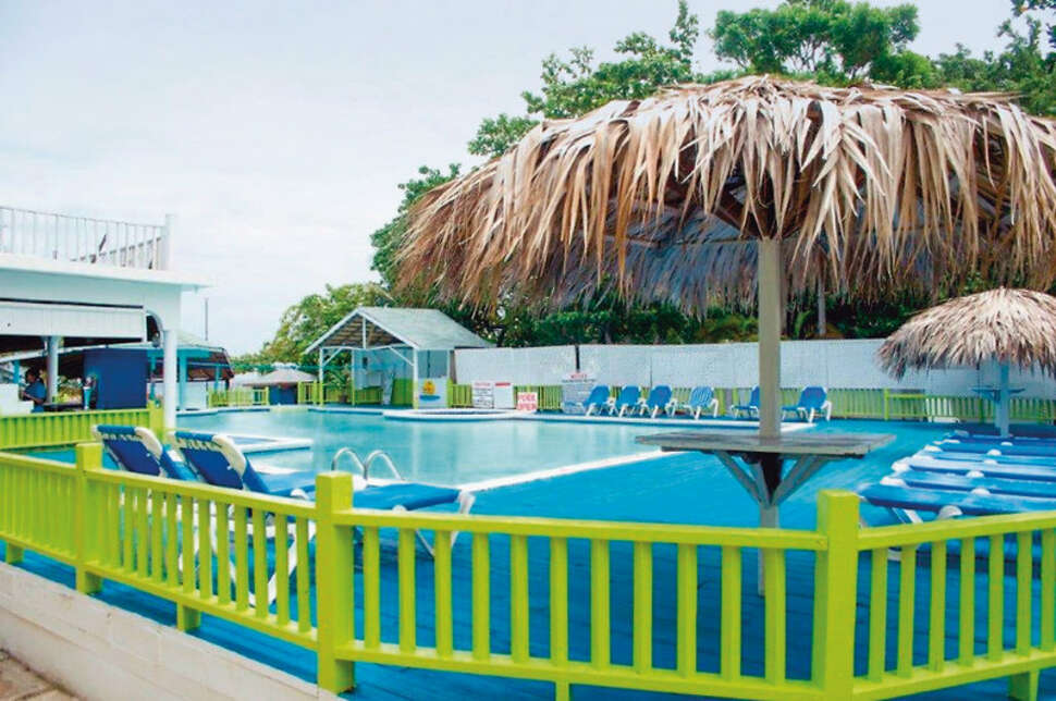 Een foto van het zwembad bij Fun Holiday Beach Hotel