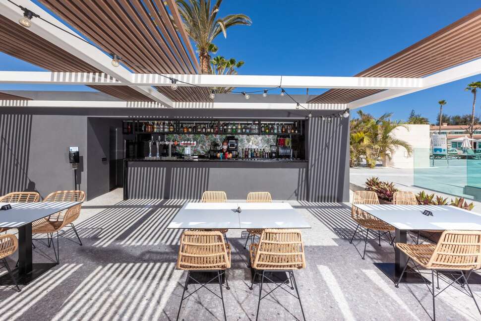 Een foto van het terras bij Kumara Serenoa by Lopesan Hotels