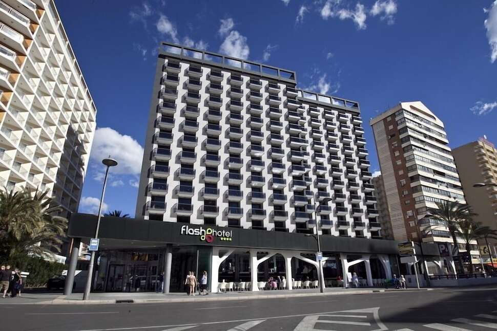 Een foto van de buitenkant van Flash Hotel