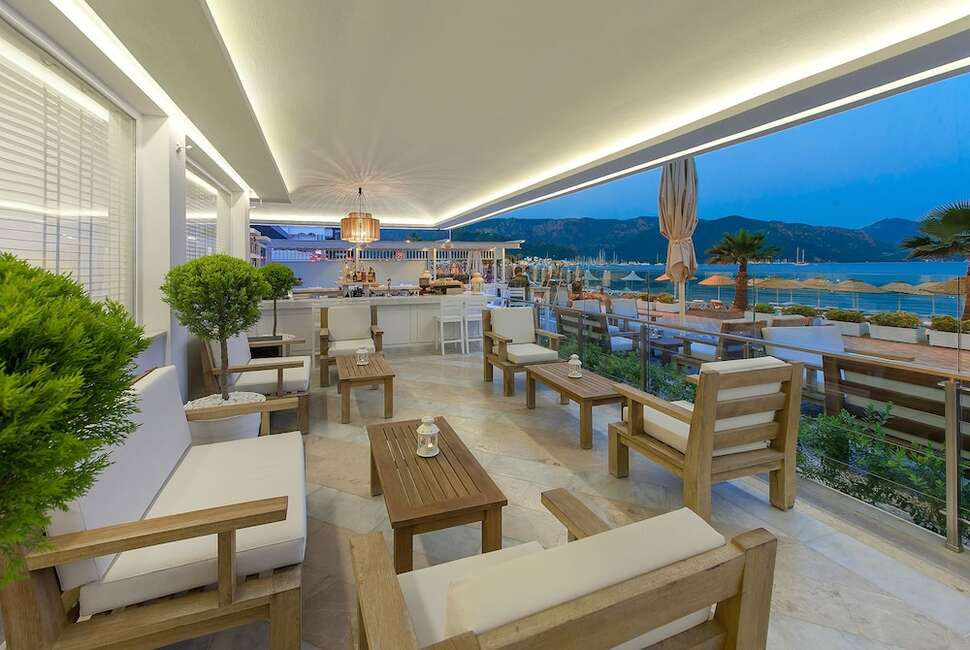 Een foto van het terras bij The Beachfront Hotel