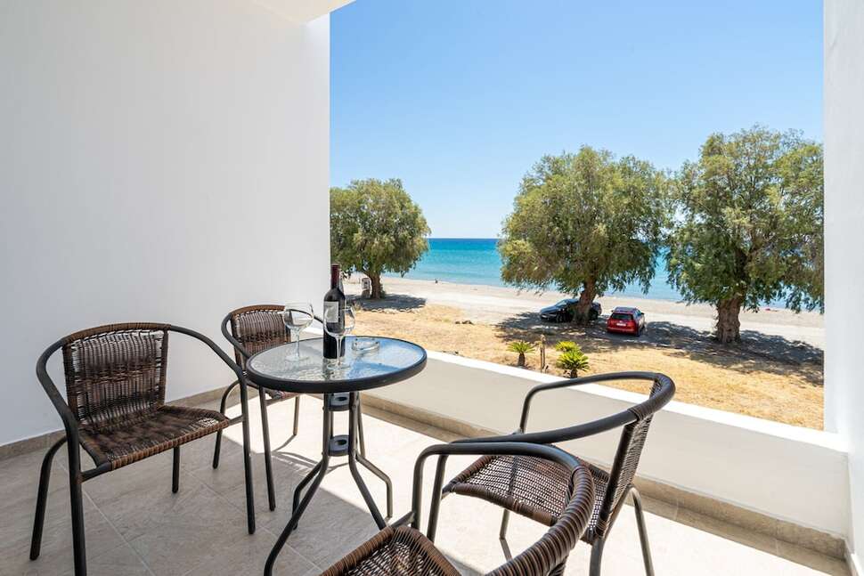 Een foto van het terras bij Kamari Plus Hotel