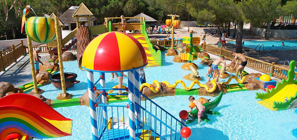 Een foto van het zwembad bij Camping La Baume - La Palmeraie