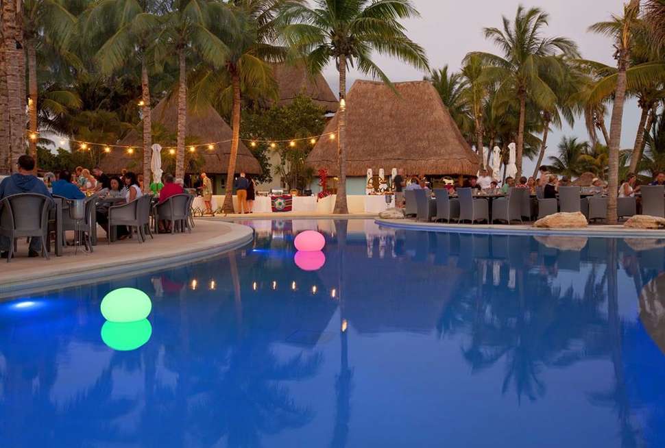 Een foto van het zwembad bij Mahekal Beach Resort
