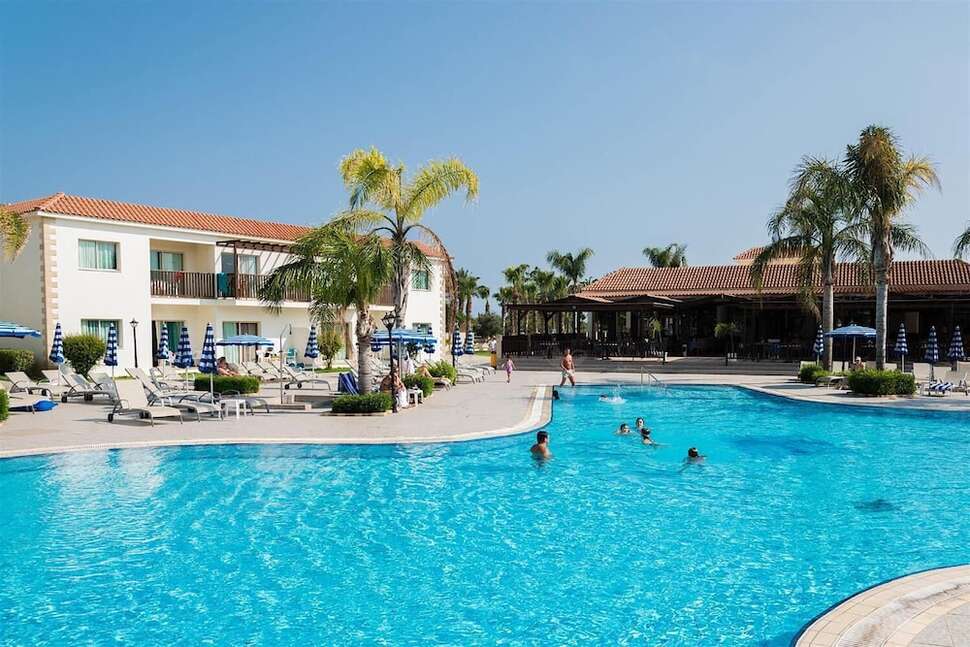 Een foto van het zwembad bij Tsokkos Paradise Village