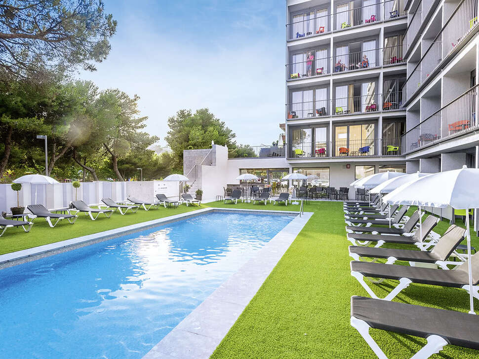 Een foto van het zwembad bij Hotel GHT Sa Riera
