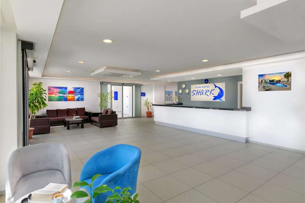 Een foto van het interieur van Club Shark Hotel