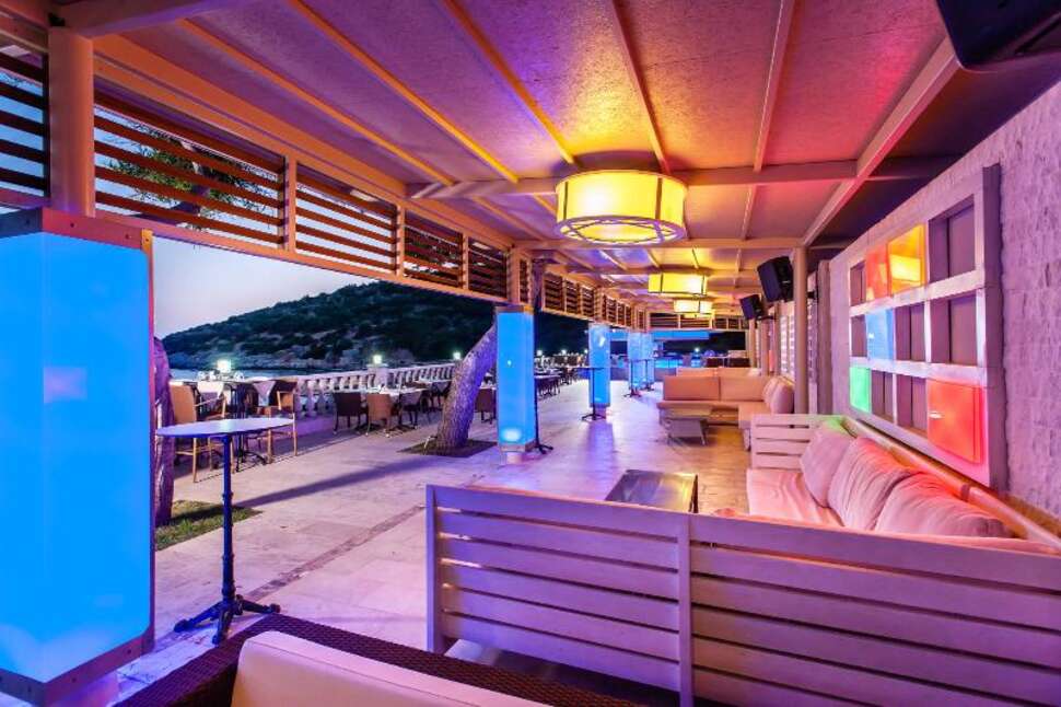 Een foto van het terras bij Tusan Beach Resort