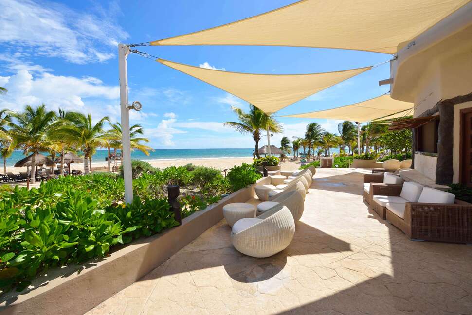 Ein Foto von der Terrasse im Catalonia Playa Maroma