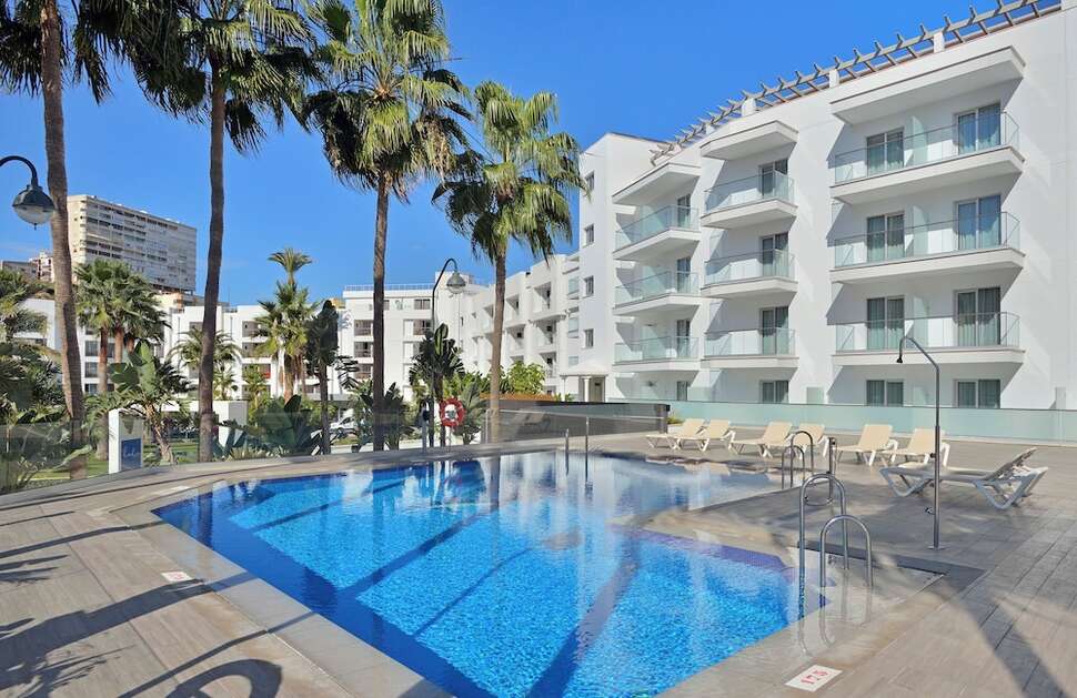 Een foto van het zwembad bij Sol Torremolinos Don Marco
