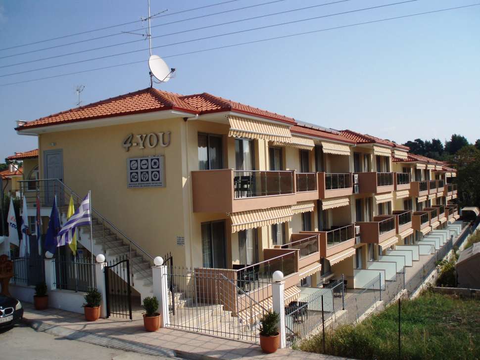 Een foto van de buitenkant van 4 You Hotel & Appartementen