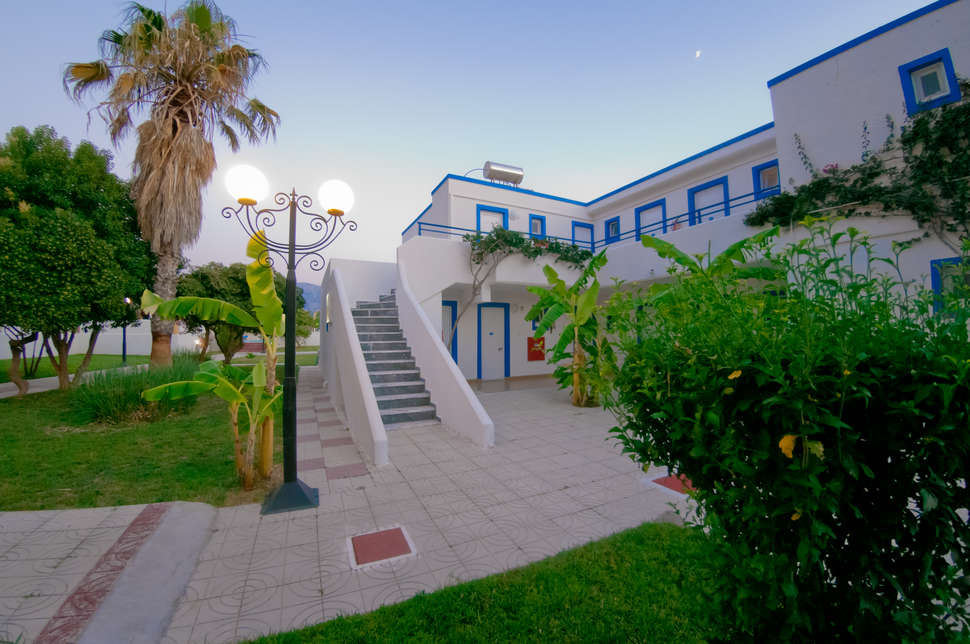 Een foto van de buitenkant van Hotel Tigaki's Star