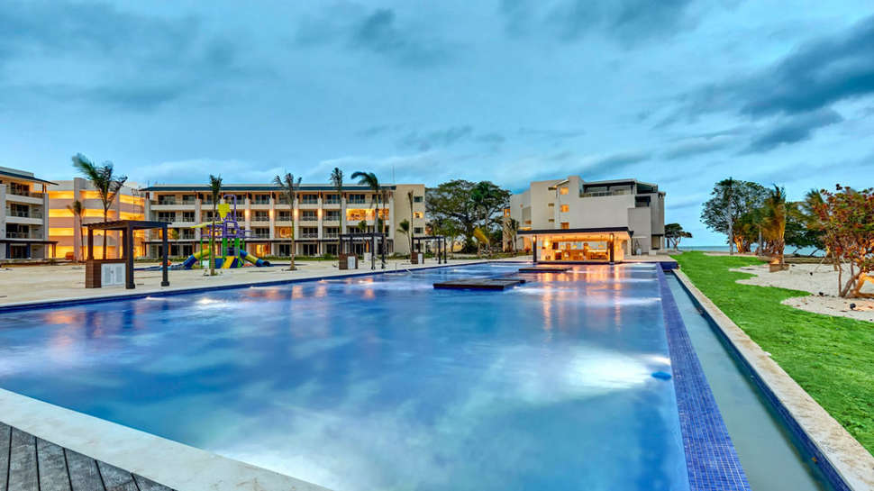 Een foto van het zwembad bij Royalton Negril