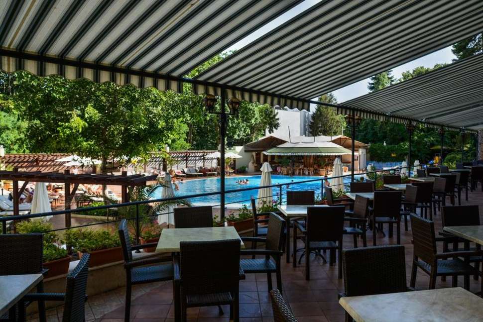 Een foto van het terras bij Hotel Mirabelle