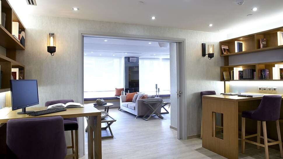 Een foto van het interieur van Athens Tiare