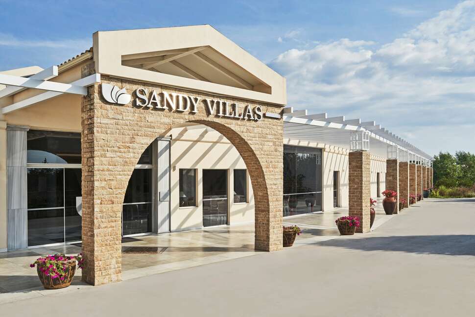 Een foto van de buitenkant van Sandy Beach & Villas