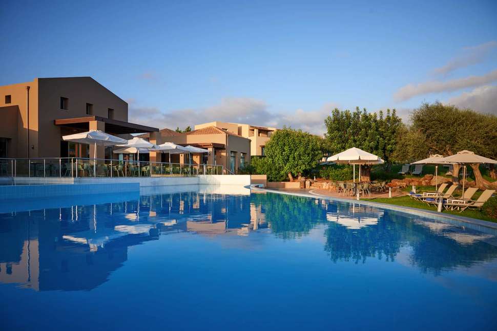 Een foto van het zwembad bij Village Heights Resort