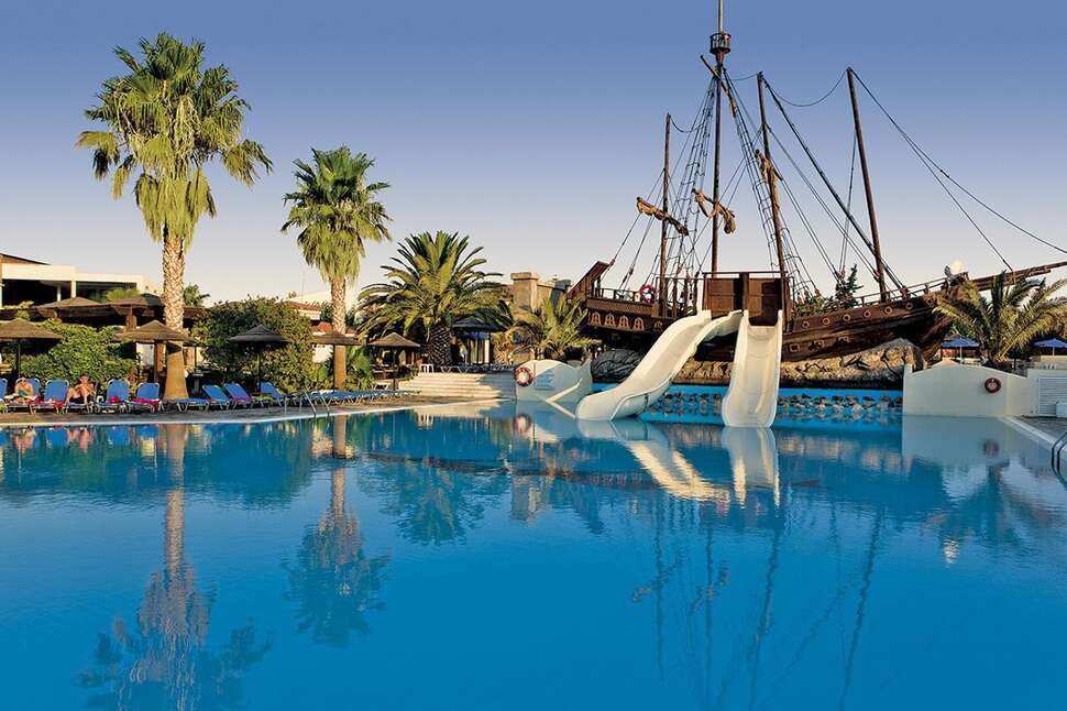 Een foto van het zwembad bij Kipriotis Village Resort