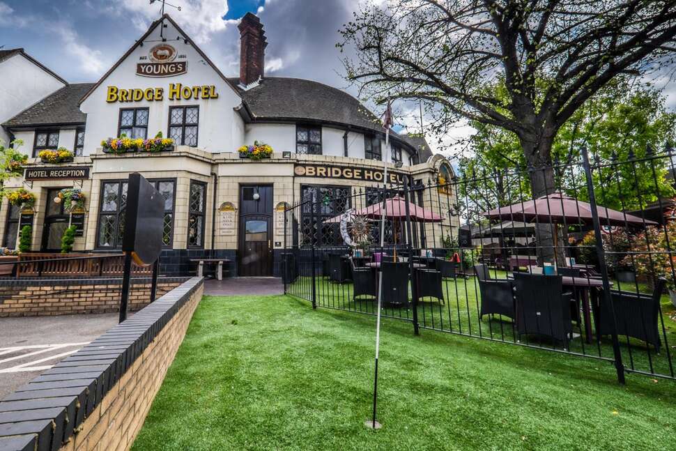 Ein Foto The Bridge Hotel