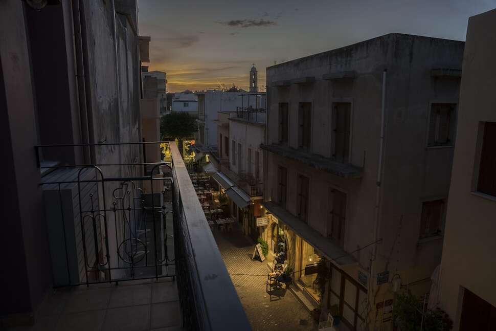 Een foto van de buitenkant van Elia Daliani Suites