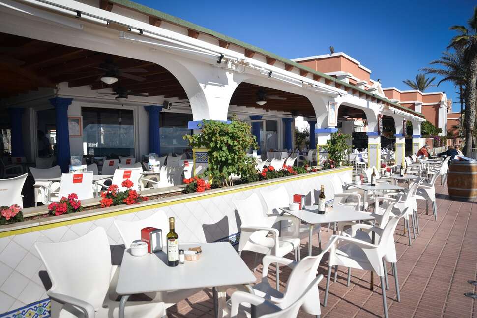 Een foto van het terras bij Hotel Playacapricho