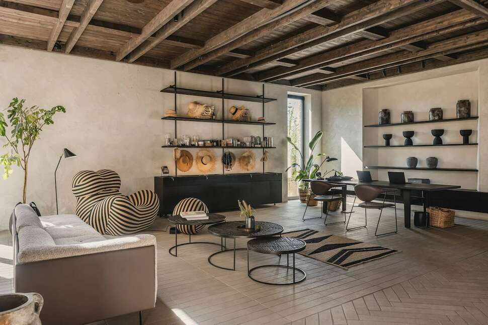 Een foto van het interieur van Theros All Suite Hotel